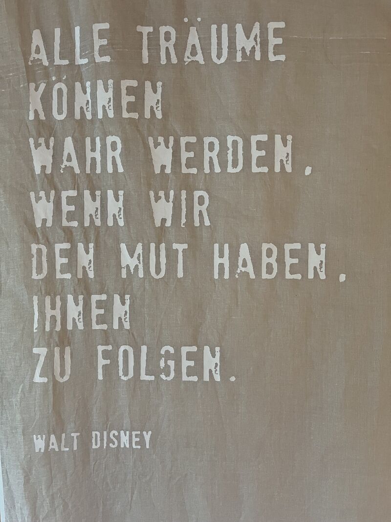 Quote on canvas: „Alle Träume können wahr werden, wenn wir den Mut haben, ihnen zu folgen.“ – Walt Disney